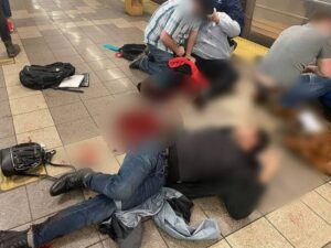 Metrostansiyada insanlara silahlı hücum edilib: 13 yaralı var
