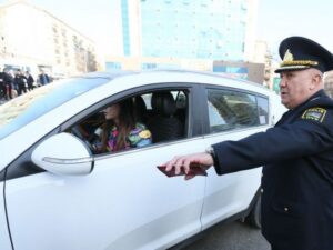 “Sükan arxasında telefona və güzgüyə az baxın” – Vaqif Əsədovdan xanım sürücülərə MÜRACİƏT