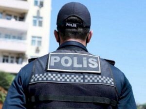 Divardakı lövhəni sındırıb polisi yaraladı