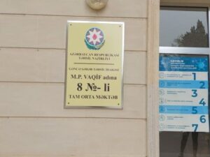 Sinif yoldaşını bıçaqlayan qız məktəbə gəlib – Valideynlərdən narazılıq