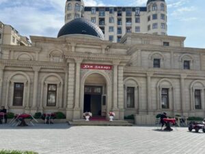 Məscidi kim restorana çevirdi?