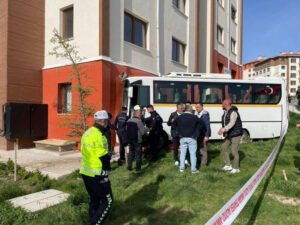 Ankarada məktəbli avtobusu yaşayış evinə çırpılıb, 11 yaralı var – FOTO