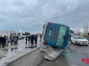Sumqayıtda mikroavtobus qəzaya uğradı – xəsarət alanlar var