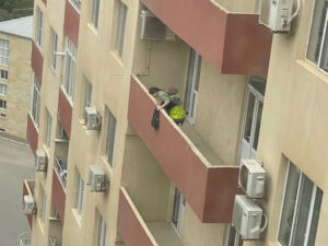 Xumarı təmizlikçi qadın da xilas etmək istəyirmiş… – FOTO