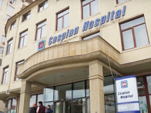 Məşhur klinikada insident – İki zabit mühafizəçini döydü