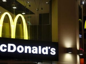 “McDonalds” Rusiya bazarını həmişəlik tərk etdi