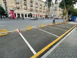 Bakının mərkəzində çoxillik ağacları kəsib parkinq etdilər – Fotolar