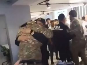 Qazilər nazirliyin qapısını sındırdı: polis bağrına basdı