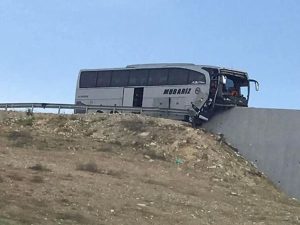 Məktəbliləri qəzaya salan sürücü: “Özüm daşa vurdum…” – VİDEO