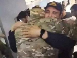 “Mənim həm də şəxsiyyət pozuntum var” – Polisin qucaqladığı qazidən AÇIQLAMA