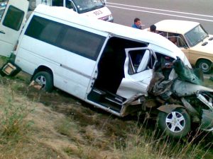 Fəhlələri daşıyan mikroavtobus qəzaya uğradı – Sürücü döyüldü