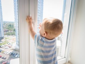 Bakıda körpə 7-ci mərtəbədən yıxıldı, hamilə anası da özünü onun ardınca atdı