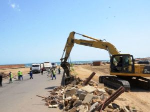 Xəzərin sahilindəki qanunsuz hasar və tikililər sökülür – FOTO