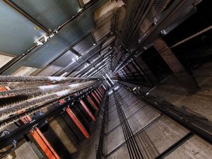 Bakıda çoxmərtəbəli binanın lifti qırıldı – Yaralılar var