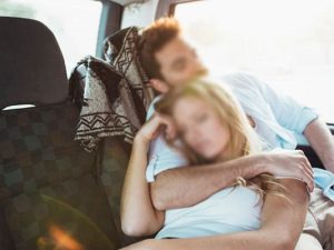 Azərbaycanda xanım tanışı ilə maşında yatan şəxs CƏRİMƏLƏNDİ