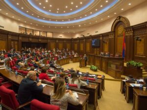 Ermənistan “demokratiyası” çat verir – 22 müxalif deputatı parlamentdən qovurlar