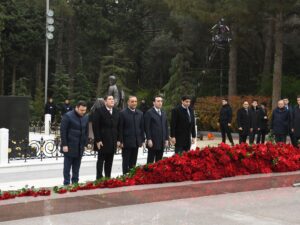 Parlamentin deputatları Ulu öndərin məzarını ziyarət ediblər