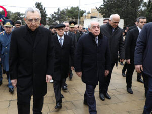 Rəsmilər ekipaj üzvlərinin dəfnində
