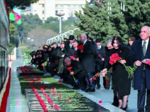 Baş nazir və spiker Şəhidlər xiyabanında