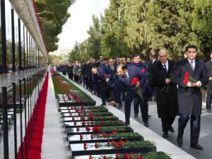 Ədliyyə Nazirliyinin kollektivi Şəhidlər xiyabanını ziyarət edib.