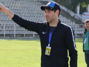 AFFA hakimlər otağına girən baş məşqçini cəzalandırdı